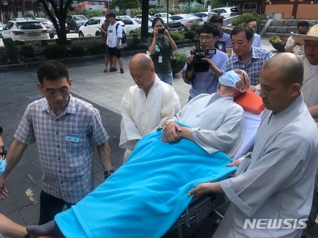 【서울=뉴시스】김진아 기자 = 지난 7월30일 오후 서울 종로구 조계사에서 단식 농성 중이던 설조 스님이 구급차로 이송되고 있다. 2018.07.30 hummingbird@newsis.com
