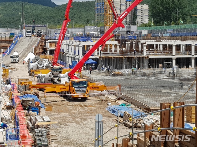 【대구=뉴시스】이통원 기자 = 30일 오후 대구 북구 연경공공주택지구 개발공사 한 현장에서 근로자들이 크레인 장비 등을 동원해 아파트 건설공사에 한창이다. 2018.07.30.tong@newsis.com