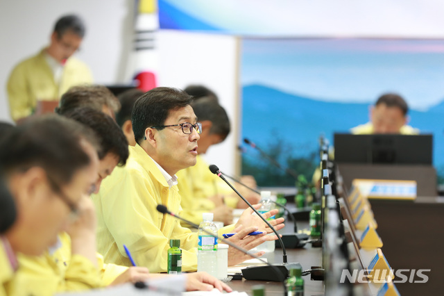 【태백=뉴시스】김태식 기자 = 30일 유태호 강원 태백시장이 ‘가뭄·폭염 대비 추진상황 점검회의’를 개최하고 있다. 2018.07.30.(사진=태백시청 제공) photo＠newsis.com