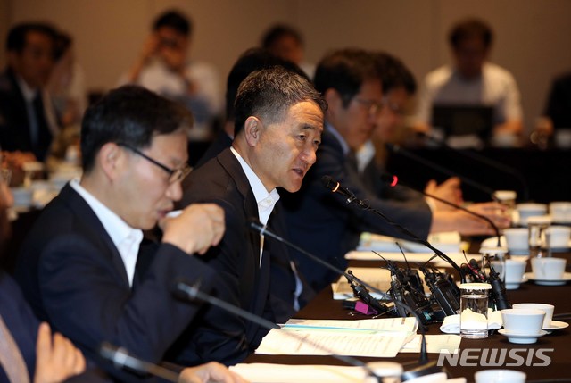 【서울=뉴시스】조성봉 기자 = 박능후 보건복지부 장관이 30일 오전 서울 중구 더 플라자호텔에서 열린 보건복지부 2018년도 제 6차 국민연금기금운용위원회에서 모두 발언을 하고 있다. 2018.07.30.suncho21@newsis.com