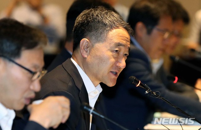 【서울=뉴시스】조성봉 기자 = 박능후 보건복지부 장관이 30일 오전 서울 중구 더 플라자호텔에서 열린 보건복지부 2018년도 제 6차 국민연금기금운용위원회에서 모두 발언을 하고 있다. 2018.07.30.suncho21@newsis.com