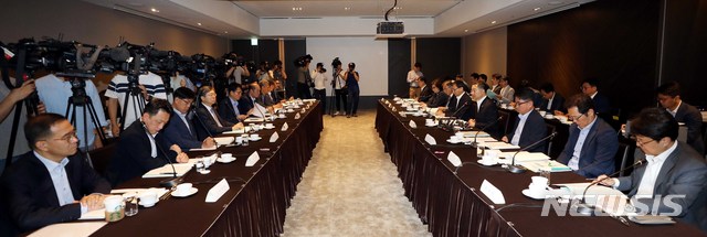 【서울=뉴시스】조성봉 기자 = 박능후(오른쪽 네 번째) 보건복지부 장관이 30일 오전 서울 중구 더 플라자호텔에서 열린 보건복지부 2018년도 제 6차 국민연금기금운용위원회에서 모두 발언을 하고 있다. 2018.07.30. suncho21@newsis.com