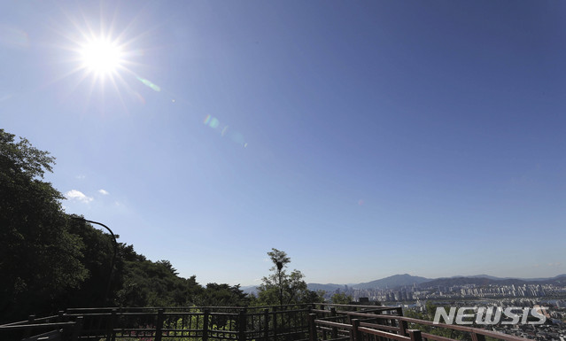 【서울=뉴시스】최진석 기자 = 전국 대부분지역에 폭염 특보가 발효된 30일 오전 서울 도심에서 바라본 하늘이 파랗다. 기상청은 동쪽 지방에 비가 내리며, 서쪽지역 곳곳의 낮 최고기온이 37도를 넘나들면서 무더위가 이어질 것으로 예보했다. 2018.07.30.&nbsp; myjs@newsis.com