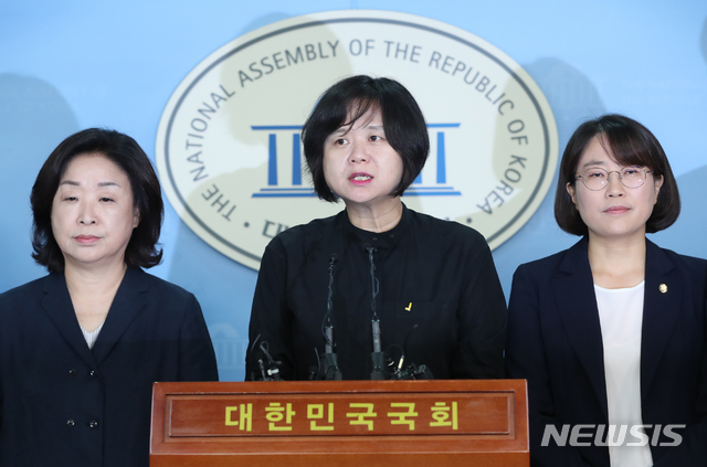 【서울=뉴시스】고승민 기자 = 정의당 이정미 대표를 비롯한 지도부가 30일 오전 서울 여의도 국회에서 故 노회찬 원내대표 관련 국민 감사 인사 기자회견을 하고 있다. 2018.07.30.&nbsp; kkssmm99@newsis.com