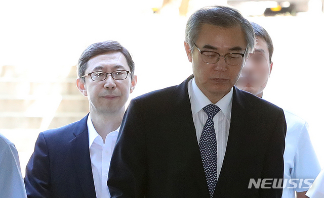 【서울=뉴시스】김선웅 기자 = 불법 재취업 혐의로 구속영장이 청구된 정재찬(오른쪽) 전 공정거래위원장과 신영선 전 부위원장이 지난달30일 오전 서울 서초구 서울중앙지법에서 열린 구속 전 피의자 심문(영장실질심사)에 출석하고 있다. 2018.07.30. mangusta@newsis.com