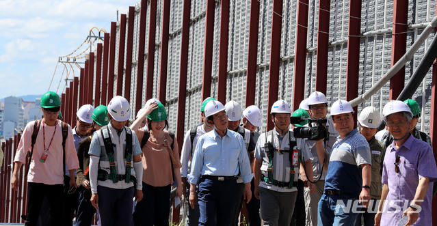 【서울=뉴시스】박주성 기자 = 박원순 서울시장이 30일 오전 폭염 대책 관련 서울 미아 9-1 구역 주택재건축사업 현장을 방문해 근로자들의 업무환경을 둘러보고 있다. 2018.07.30. park7691@newsis.com