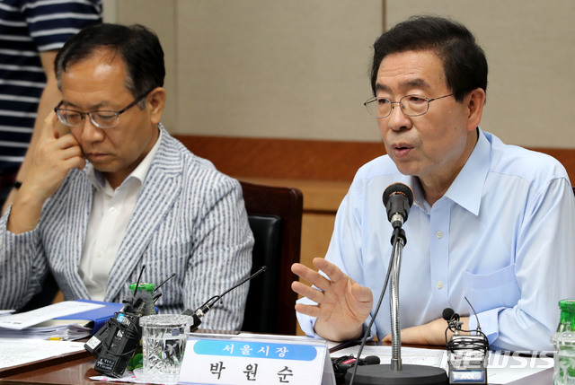 【서울=뉴시스】박주성 기자 = 박원순 서울시장이 30일 오전 강북구청 기획상황실에서 폭염 관련부서 대책 회의를 주재하고 있다. 2018.07.30. park7691@newsis.com
