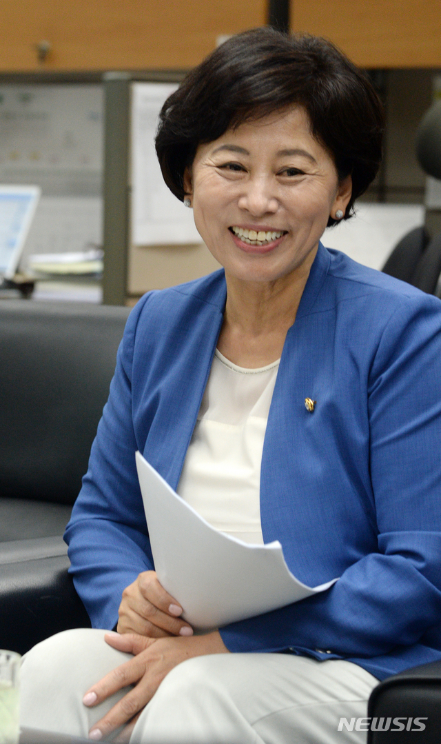 【전주=뉴시스】 김얼 기자 = 남인순의원 민주당 최고위원 출마관련 기자간담회가 30일 전북 전주시 완산구 효자동 전북도의회 기자시에서 실시된 가운데 남인순의원이 기자들의 질의에 환하게 웃고 있다. 2018.07.30pmkeul@newsis.com