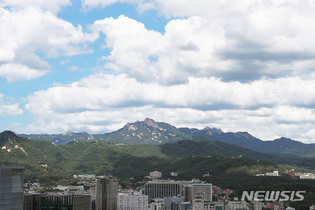 【서울=뉴시스】박주성 기자 = 30도가 넘는 폭염이 계속되고 있는 30일 오후 서울 시내에서 바라본 북한산 파란하늘 밑으로 바람과 함께 구름이 흘러가고 있다. 2018.07.30.&nbsp; photothink@newsis.com