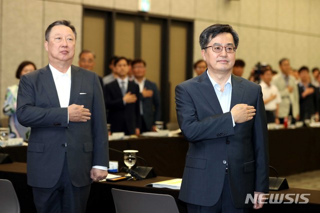 【서울=뉴시스】조성봉 기자 = 김동연 경제부총리와 박용만(왼쪽) 대한상의 회장이 30일 오후 서울 중구 은행회관에서 열린 제51차 세제발전심의위원회에서 국민의례를 하고 있다. 이날 정부는 가상통화 관련 규제를 다음으로 미뤘다. 2018.07.30.suncho21@newsis.com