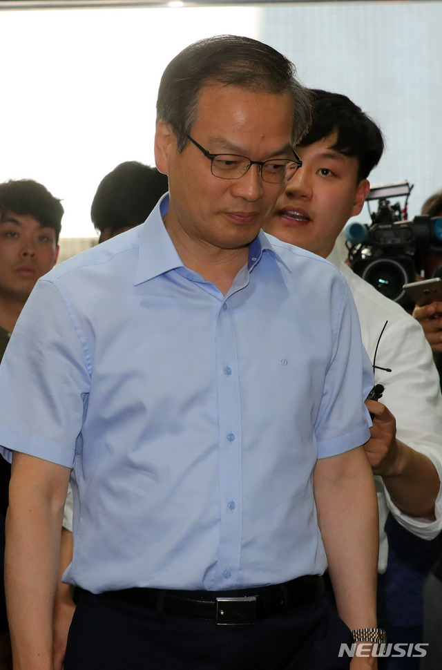 【서울=뉴시스】배훈식 기자 = 드루킹 김모(49)씨 등 인터넷 불법 댓글 조작 사건을 수사중인 허익범 특별검사가 30일 오후 서울 서초구 특검 사무실로 향하고 있다. 2018.07.30.&nbsp; dahora83@newsis.com