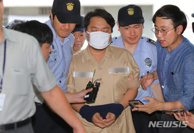 【서울=뉴시스】배훈식 기자 = 드루킹 김모(49)씨와 함께 재판에 넘겨진 필명 '초뽀' 김모(43)씨가 30일 오후 서울 서초구 허익범 특별검사 사무실로 들어가고 있다. 2018.07.30.&nbsp; dahora83@newsis.com