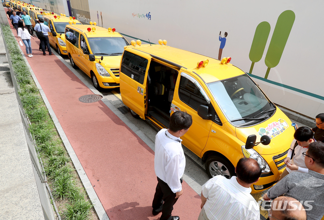 【서울=뉴시스】성동구(구청장 정원오)는 어린이 차량 갇힘 사고 예방을 위해 도입한 '슬리핑차일드체크(갇힘 예방) 시스템'을 유치원 통학버스까지 확대 운영한다고 31일 밝혔다.2018.07.31. (사진=성동구 제공)