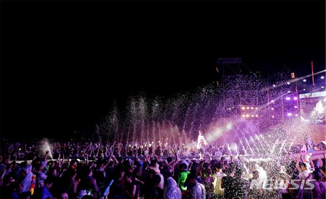 【부산=뉴시스】허상천 기자 = 부산시는 올 여름 폭염을 시원하게 날려줄 부산바다축제를 8월 1일부터 5일까지 해운대·광안리 등 5개 해수욕장에서 개최한다고 31일 밝혔다. 2018.07.31. 9사진 = 부산시 제공) photo@newsis.com