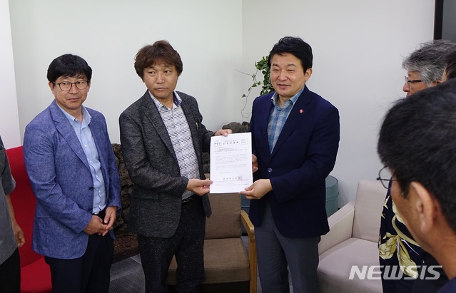 【제주=뉴시스】배상철 기자 = 31일 오전 강정마을회 임원진이 제주도청에서 원희룡 제주지사를 만나 ‘강정마을회 주민투표 결과에 따른 협조 요청’ 문건을 전달하고 있다. 2018.07.31. bsc@newsis.com 