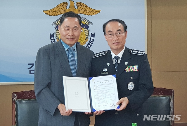 【영동=뉴시스】이성기 기자 = 31일 오후 경북 김천소년교도소에서 채훈관 유원대 총장(왼쪽)과 전용희 김천소년교도소장이 업무협약서에 서명한 뒤 기념촬영을 하고 있다.2018.07.31(사진=유원대학교 제공)&nbsp; photo@newsis.com