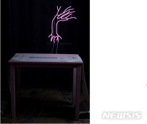 【서울=뉴시스】 서정배, 4월, 다시 4월, 네온, 책상, 종이에 연필, 가변설치, 430x29.7cm, 2018