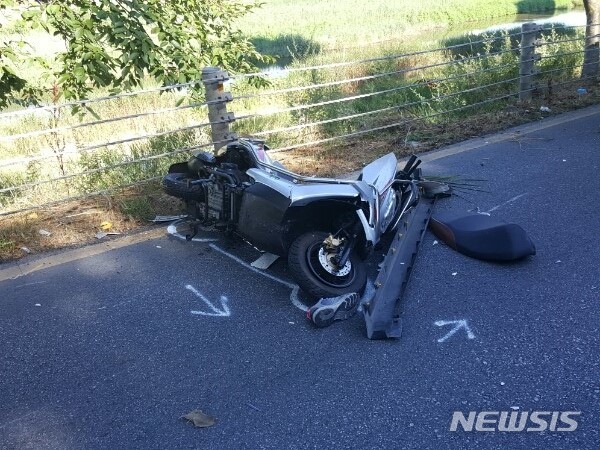【전주=뉴시스】강인 기자 = 31일 전북 전주시 중화산동 한 도로에서 7중 연쇄 교통사고가 발생해 오토바이 운전자가 사망한 현장 모습이다. 2018.07.31 (사진=전북경찰청 제공)kir1231@newsis.com