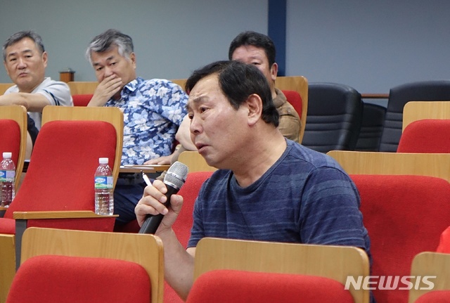 【제주=뉴시스】배상철 기자 = 31일 오후 제주시 벤처마루 대강당에서 열린 ‘제주시 공원녹지기본계획 재정비 공청회’에 참석한 한 도민이 공원 해제를 통한 재산권 행사를 가능하게 해달라고 목소리를 높이고 있다. 2018.07.31.bsc@newsis.com