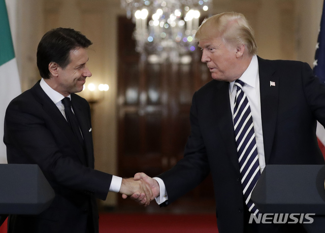 【워싱턴=AP/뉴시스】도널드 트럼프 미국 대통령이 30일(현지시간) 미 워싱턴 백악관에서 주세프 콘테 이탈리아 신임 총리와 공동 기자회견 중 악수를 나누고 있다. 2018.07.31.&nbsp; 