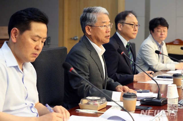 【서울=뉴시스】고승민 기자 = 31일 오전 서울 여의도 국회 의원회관에서 열린 바른미래당 제9회 비상대책위원-국회의원 정책워크숍 '미중 통상 분쟁이 한반도에 미치는 영향'에서 김동철 비대위원장이 모두발언하고 있다. 2018.07.31.&nbsp; kkssmm99@newsis.com