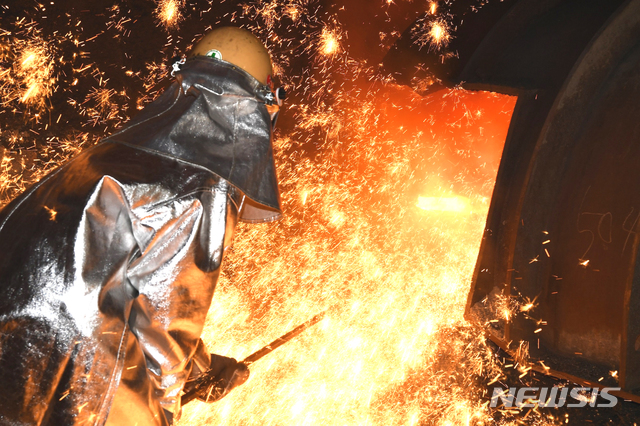 【광양=뉴시스】이창우 기자 = 2일 연일 35도를 넘어서는 폭염이 20여일 넘게 지속되고 있는 가운데 포스코 광양제철소 직원들은 폭염보다 더 뜨거운 용광로 앞에서 24시간 더위와 싸우며 산업현장을 꿋꿋이 지키고 있다. 2018.08.02 (사진=포스코 광양제철소 제공)&nbsp; photo@newsis.com 