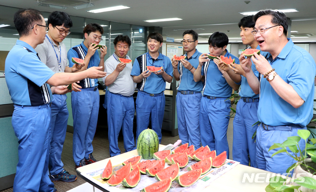 【광주=뉴시스】이창우 기자 = 2일 연일 35도를 넘어서는 폭염이 20여일 넘게 지속되고 있는 가운데 포스코 광양제철소 직원들이 에어컨이 설치된 휴게실에서 온열질환 예방과 더위를 식히기 위해 수분이 많은 수박을 먹으며 잠시 휴식을 취하고 있다. 2018.08.02 (사진=포스코 광양제철소 제공)&nbsp; photo@newsis.com 