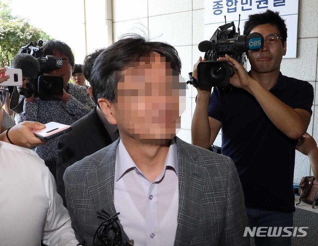 【서울=뉴시스】고범준 기자 = '삼성 노조와해' 수사와 관련해 목장균 삼성전자 전 노무담당 전무가 조사를 받기 위해 지난달 31일 오전 서울 서초구 서울중앙지검으로 들어서고 있다. 2018.07.31. bjko@newsis.com