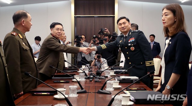 【파주=뉴시스】사진공동취재단 = 김도균 남측 수석대표와 안익산 북측 수석대표가 31일 오전 경기도 파주시 판문점 남측 평화의 집에서 열린 제9차 남북 장성급 회담에 앞서 악수하고 있다. 2018.07.31. photo@newsis.com