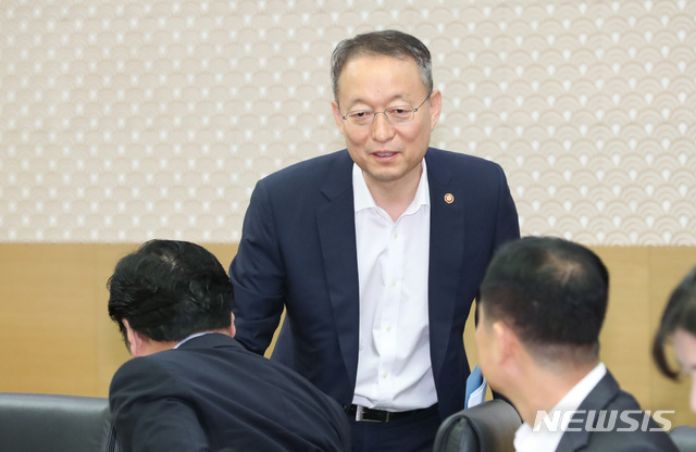 【세종=뉴시스】강종민 기자 = 31일 오전 정부세종청사에서 열린 서울-세종 영상 국무회의에서 백운규 산업통상자원부 장관이 자리로 향하고 있다. 2018.07.31. ppkjm@newsis.com