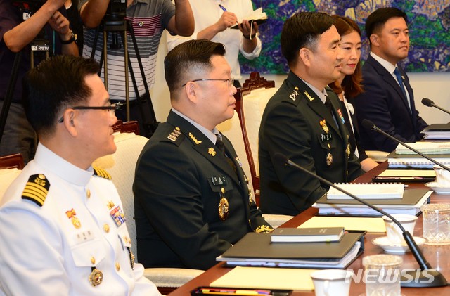 【파주=뉴시스】사진공동취재단 = 31일 오전 판문점 평화의 집에서 열린 제9차남북장성급군사회담에 참석한 남측 수석대표인 김도균 소장이 인사말을 하고 있다. 2018.07.31.&nbsp; photo@newsis.com