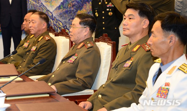 【파주=뉴시스】사진공동취재단 = 31일 오전 판문점 평화의 집에서 열린 제9차남북장성급군사회담에 참석한 북측 수석대표인 안익산 육군중장이 인사말을 하고 있다. 2018.07.31.&nbsp; photo@newsis.com