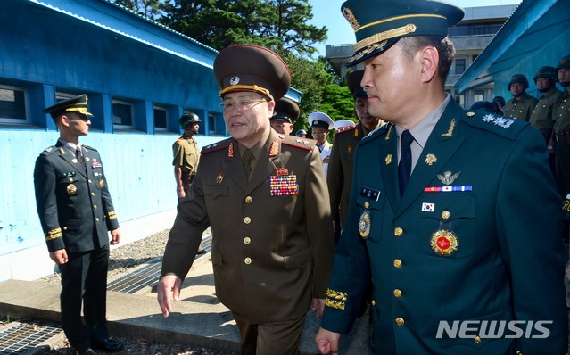 【파주=뉴시스】사진공동취재단 = 제9차남북장성급군사회담 북측 수석대표인 안익산 육군 중장과 북측대표단이 31일 오전 판문점 군사분계선을 넘어 남측으로 들어오고 있다. 2018.07.31. photo@newsis.com