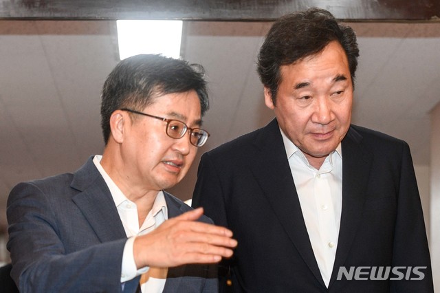 【서울=뉴시스】박주성 기자 = 이낙연(오른쪽) 국무총리와 김동연 경제부총리 겸 기획재정부 장관이 31일 서울 종로구 정부서울청사에서 열린 국무회의에 참석하기 위해 회의실로 들어서며 의견을 나누고 있다. 2018.07.31.&nbsp; photo@newsis.com