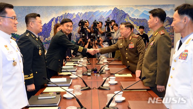 【파주=뉴시스】사진공동취재단 = 31일 오전 판문점 평화의 집에서 열린 제9차 남북장성급군사회담에 참석한 남측 수석대표인 김도균 소장이 북측 수석대표인 안익산 육군 중장과 악수하고 있다. 2018.07.31.&nbsp; photo@newsis.com