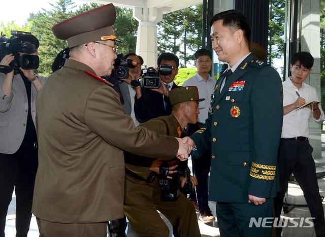 【파주=뉴시스】사진공동취재단 = 31일 오전 판문점 평화의 집에서 열린 제9차남북장성급군사회담에 참석한 남측 수석대표인 김도균 소장이 북측 수석대표인 안익산 육군 중장을 맞이하고 있다. 2018.07.31. photo@newsis.com