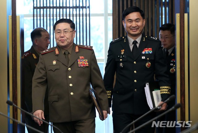 【파주=뉴시스】사진공동취재단 = 김도균 남측 수석대표와 안익산 북측 수석대표가 31일 오전 경기도 파주시 판문점 남측 평화의 집에서 열린 제9차 남북 장성급 회담에 참석하고 있다. 2018.07.31.&nbsp; photo@newsis.com