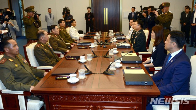 【파주=뉴시스】사진공동취재단 = 31일 오전 판문점 평화의 집에서 열린 제9차 남북장성급군사회담에서 양측 대표가 인사말을 주고받고 있다. 2018.07.31.&nbsp; photo@newsis.com