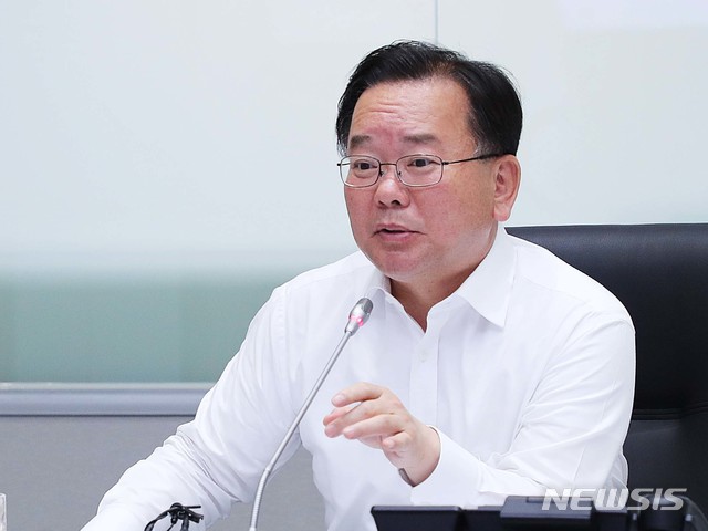 【서울=뉴시스】 김부겸 행정안전부 장관이 31일 오전 서울 종로구 정부서울청사 중앙재난안전상황실에서 장기간 폭염이 지속되고 금주 폭염 최고치를 갱신할 것으로 전망되어 중앙부처와 지자체의 대처상황 점검 영상회의를 주재하고 있다. 2018.07.31. (사진=행정안전부 제공)&nbsp; photo@newsis.com