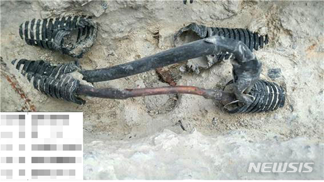 【나주=뉴시스】이창우 기자 = 전남 나주시 남평읍 A아파트 입주민 이모씨 집 뒷 베란다 에어컨 실외기실. 아파트 시공사가 에어컨 냉매 배관을 잘못 설치해 배관이 막히면서 에어컨 작동이 멈춰 선 뒤 배관교체 공사로 바닥 콘크리트 일부를 제거하자 불량 배관이 드러나고 있다. 2018.07.31 (사진=뉴시스 독자 제공) photo@newsis.com