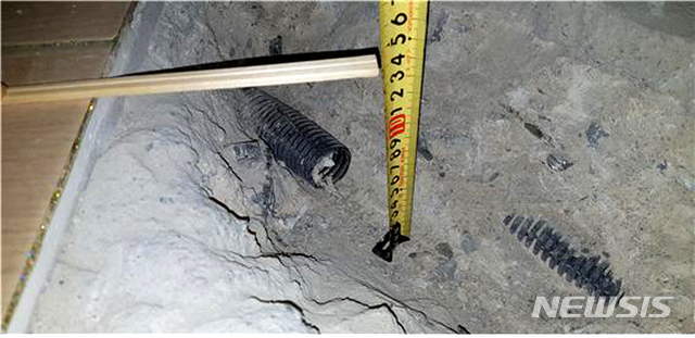 【나주=뉴시스】이창우 기자 = 전남 나주시 남평읍 A아파트 입주민 이모씨 집 세탁실. 아파트 시공사가 에어컨 냉매 배관을 잘못 설치해 배관이 막히면서 에어컨 작동이 멈춰 선 뒤 배관교체 공사로 바닥 콘크리트가 14㎝ 깊이로 파헤쳐져 있다. 2018.07.31 (사진=뉴시스 독자 제공) photo@newsis.com