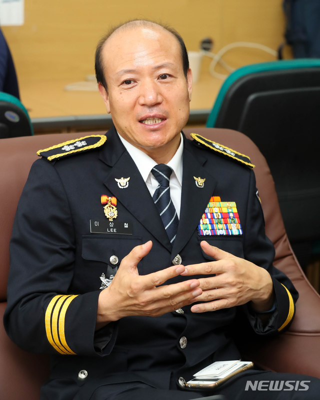 【제주=뉴시스】우장호 기자 = 이상철 신임 제주지방경찰청장이 31일 오전 제주시 연동 제주경찰청 1층 기자실에서 출입기자단과 간담회를 하고 있다. 2018.07.31. woo1223@newsis.com