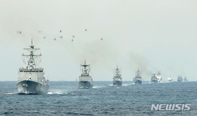 【서울=뉴시스】 해군은 오는 10월 10일부터 14일까지 제주에서 평화와 민군상생을 위한 '2018 국제관함식'을 개최한다고 31일 밝혔다.&nbsp; 사진은 2008년 해군 국제관함식에서의 해상사열 모습. 2018.07.31. (사진=해군 제공)&nbsp; photo@newsis.com