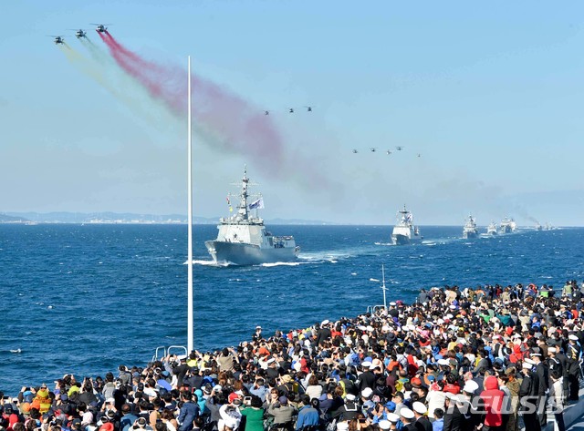 【서울=뉴시스】 해군은 오는 10월 10일부터 14일까지 제주에서 평화와 민군상생을 위한 '2018 국제관함식'을 개최한다고 31일 밝혔다.&nbsp; 사진은 2015년 해군 관함식에서의 해상사열 모습. 2018.07.31. (사진=해군 제공)&nbsp; photo@newsis.com