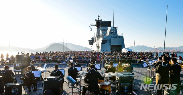 【서울=뉴시스】 해군은 오는 10월 10일부터 14일까지 제주에서 평화와 민군상생을 위한 '2018 국제관함식'을 개최한다고 31일 밝혔다.&nbsp; 사진은 2015년 관함식에서 독도함의 함상공연을 관람하는 국민들의 모습. 2018.07.31. (사진=해군 제공)&nbsp; photo@newsis.com