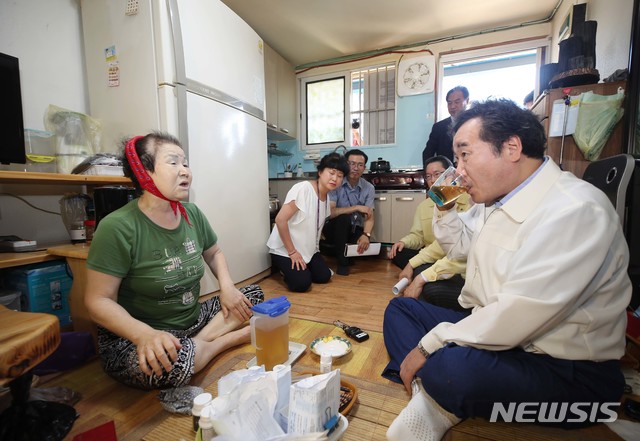 【화성=뉴시스】고범준 기자 = 이낙연 국무총리가 31일 계속되는 폭염으로 피해가 우려되는 경기도 화성시 장안면의 한 가정을 방문해 애로사항을 청취하고 폭염 대비상황을 점검하고 있다. 2018.07.31. photo@newsis.com