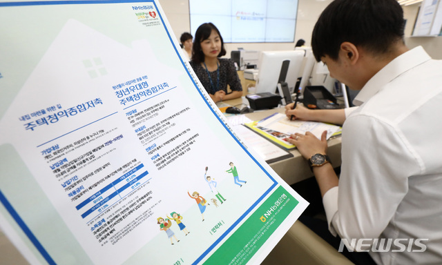 【서울=뉴시스】이영환 기자 = '청년우대형 주택청약종합저축통장'이 출시된 31일 서울 중구 NH농협은행 본점영업부에서 한 청년이 주택청약저축 가입 신청서를 작성하고 있다.청년우대형 주택청약종합저축은 청년층을 대상으로 10년간 연 최대 3.3%의 금리와 이자소득 비과세 혜택을 제공하는 상품이며, 주택청약 조건 및 소득공제혜택은 기존 주택청약종합저축과 동일하다. 2018.07.31. 20hwan@newsis.com