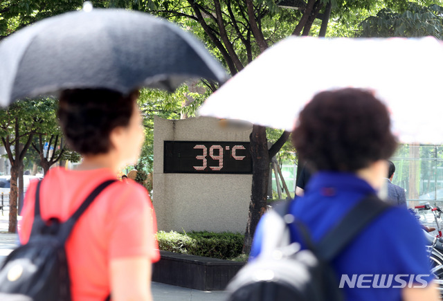 【서울=뉴시스】임태훈 기자 = 연일 기록적인 폭염이 지속되고 있는 31일 오후 서울 성동구 한 건물 앞에 설치된 온도계가 39도를 나타내고 있다. 2018.07.31.&nbsp; taehoonlim@newsis.com