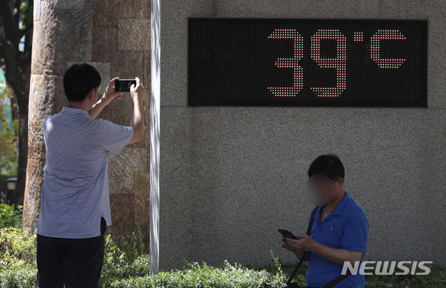 【서울=뉴시스】임태훈 기자 = 연일 기록적인 폭염이 지속되고 있는 31일 오후 서울 성동구 한 건물 앞에 설치된 온도계가 39도를 나타내고 있다. 2018.07.31.&nbsp;&nbsp; taehoonlim@newsis.com