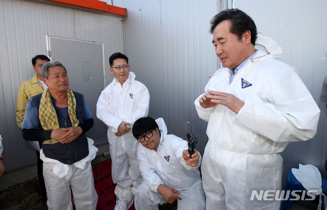 【화성=뉴시스】고범준 기자 = 이낙연 국무총리가 31일 오후 경기도 화성시 장안면의 한 육계농장을 방문해 축사 폭염 대비 상황을 점검하고 농가 주인과 대화를 하고 있다. 2018.07.31. bjko@newsis.com